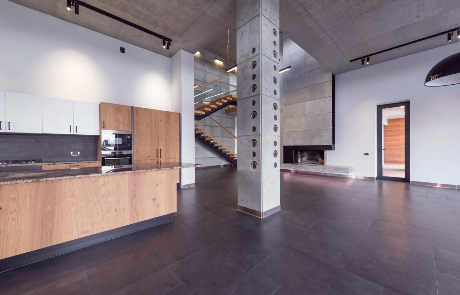 Espacio de trabajo profesional con herramientas de análisis inmobiliario y documentación técnica