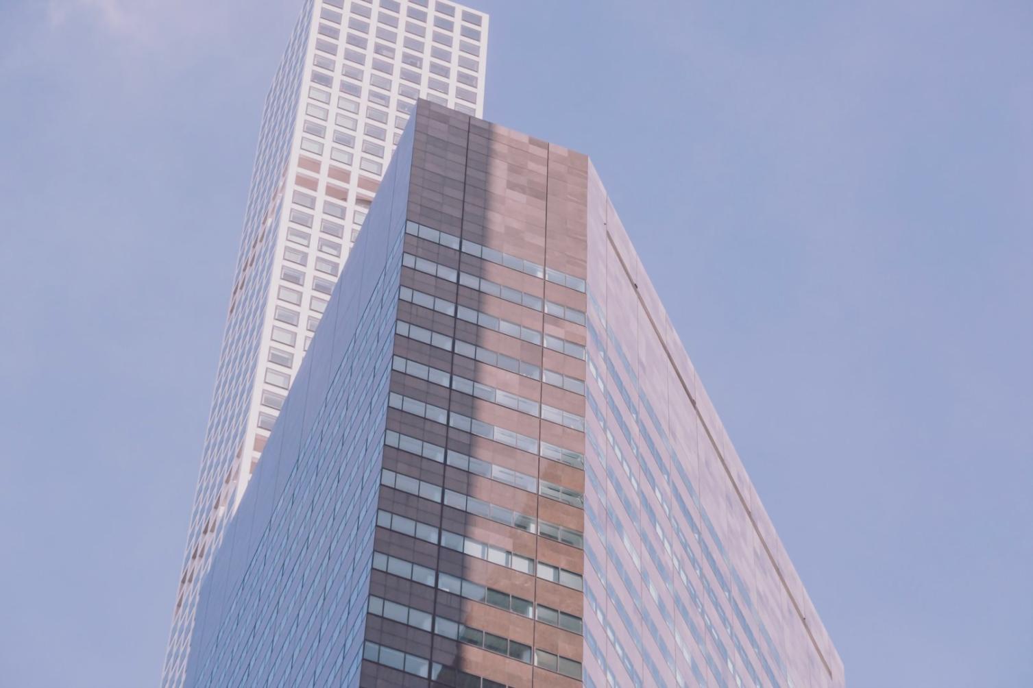 Análisis técnico de documentación y planos inmobiliarios durante sesión de formación